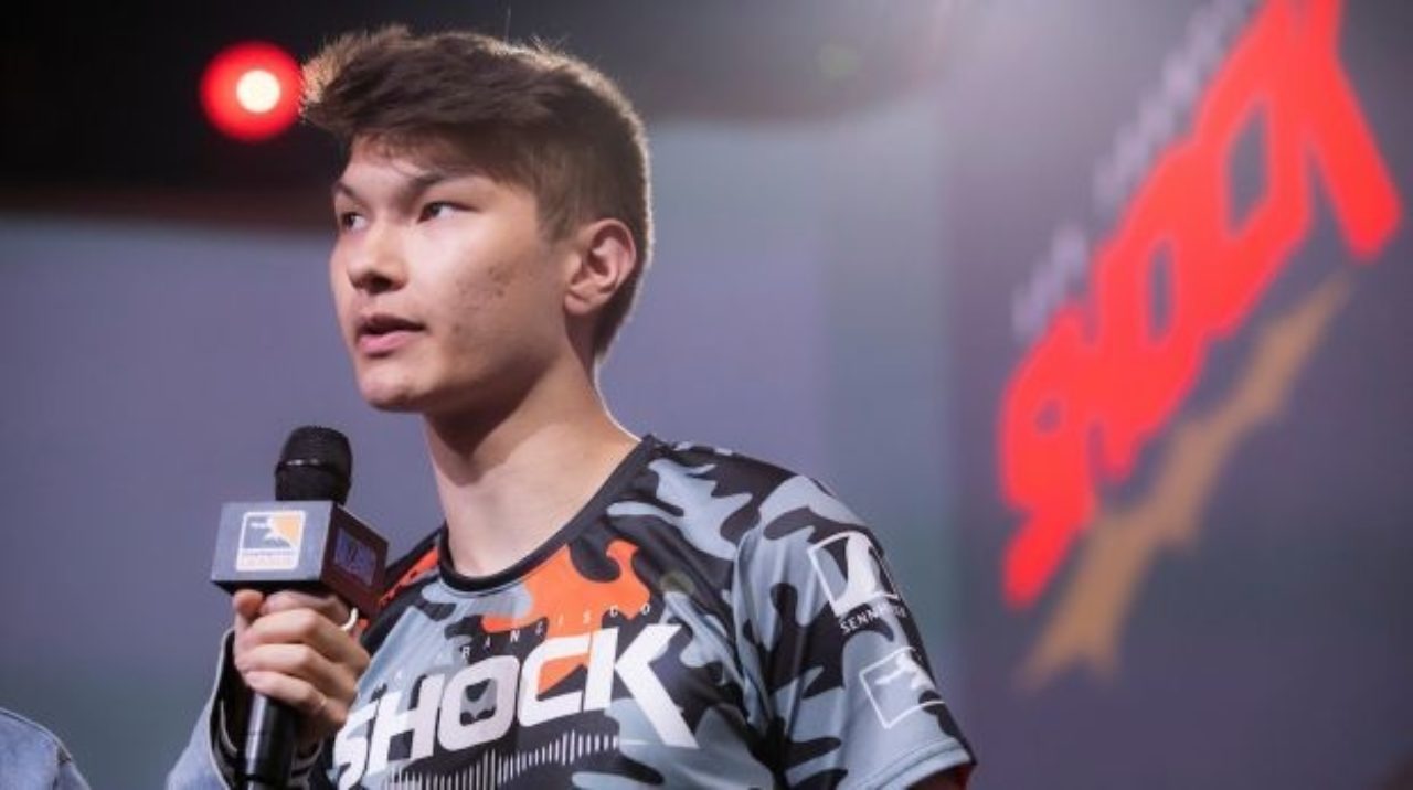Sinatraa holding a microphone